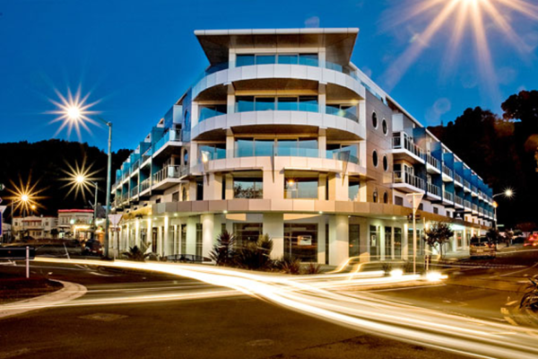 Quayside Apartments Whakatana - Corner view at night
